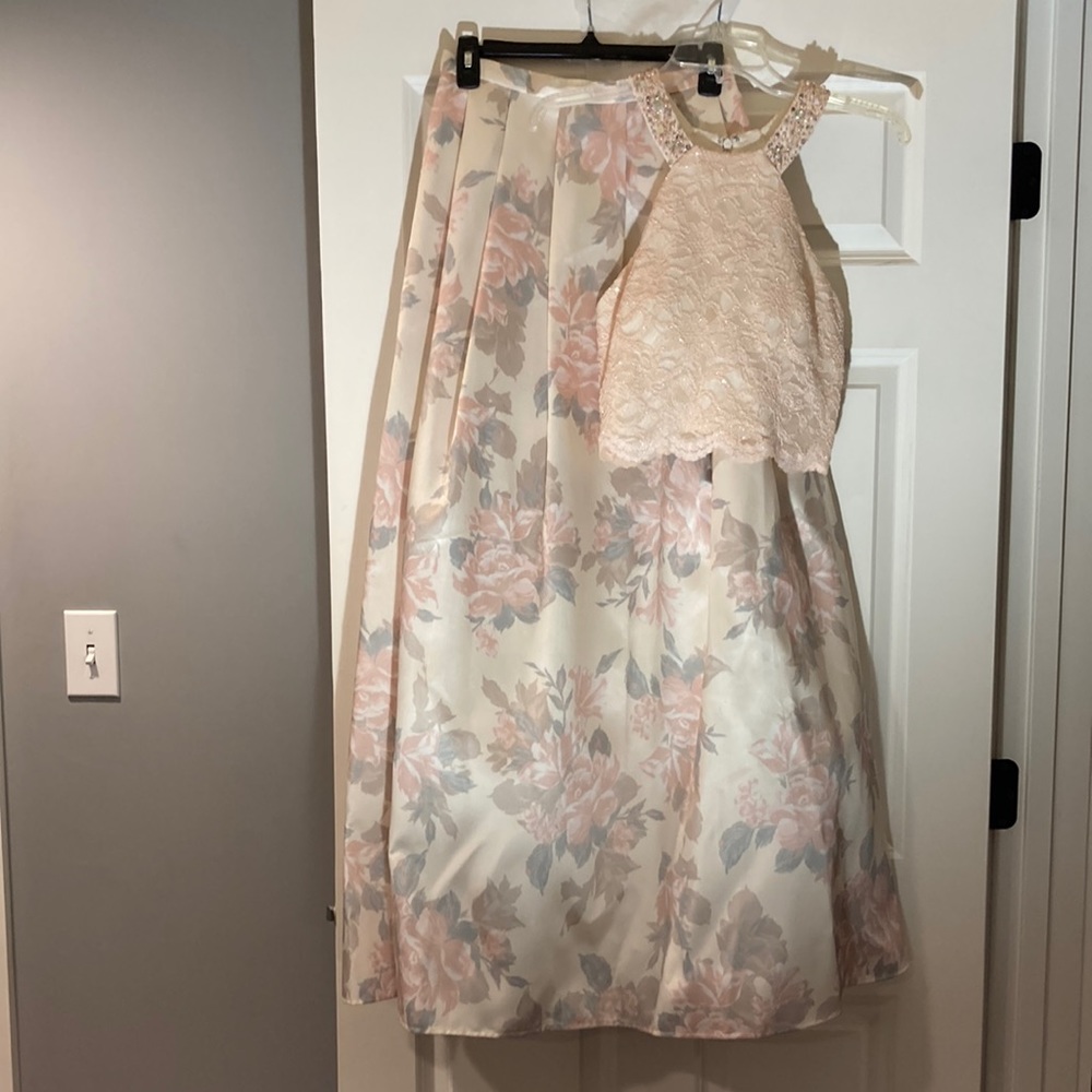 Morgan & Co Formal Dress Sz 5/6 2 Piece White Floral Skirt Lace Cropped Top Prom